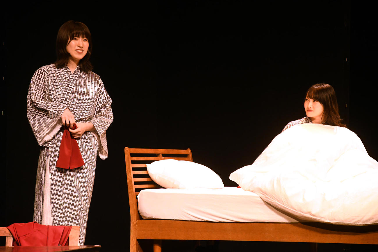 舞台「マクラコトバ」ゲネプロ　「お笑い芸人の妻×男への恋を諦めた女」で演じる日比美思（左）と夏目愛海（撮影・大友陽平）