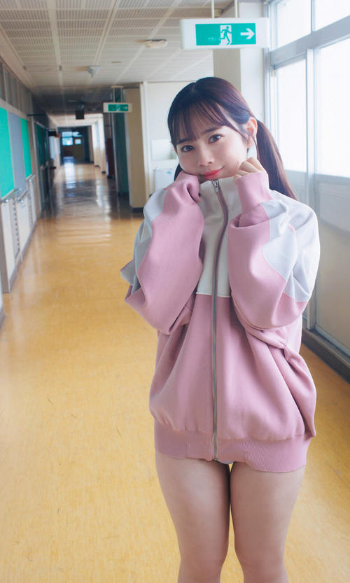 ＃ババババンビ近藤沙瑛子「初めて学校で」ニットの合間から…美バストのぞくアザーカット公開