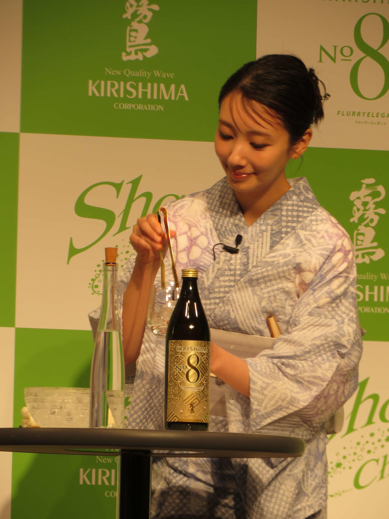 霧島酒造「KIRISHIMA NO．8」新TVCM発表会に出席し、炭酸割りを作る波瑠