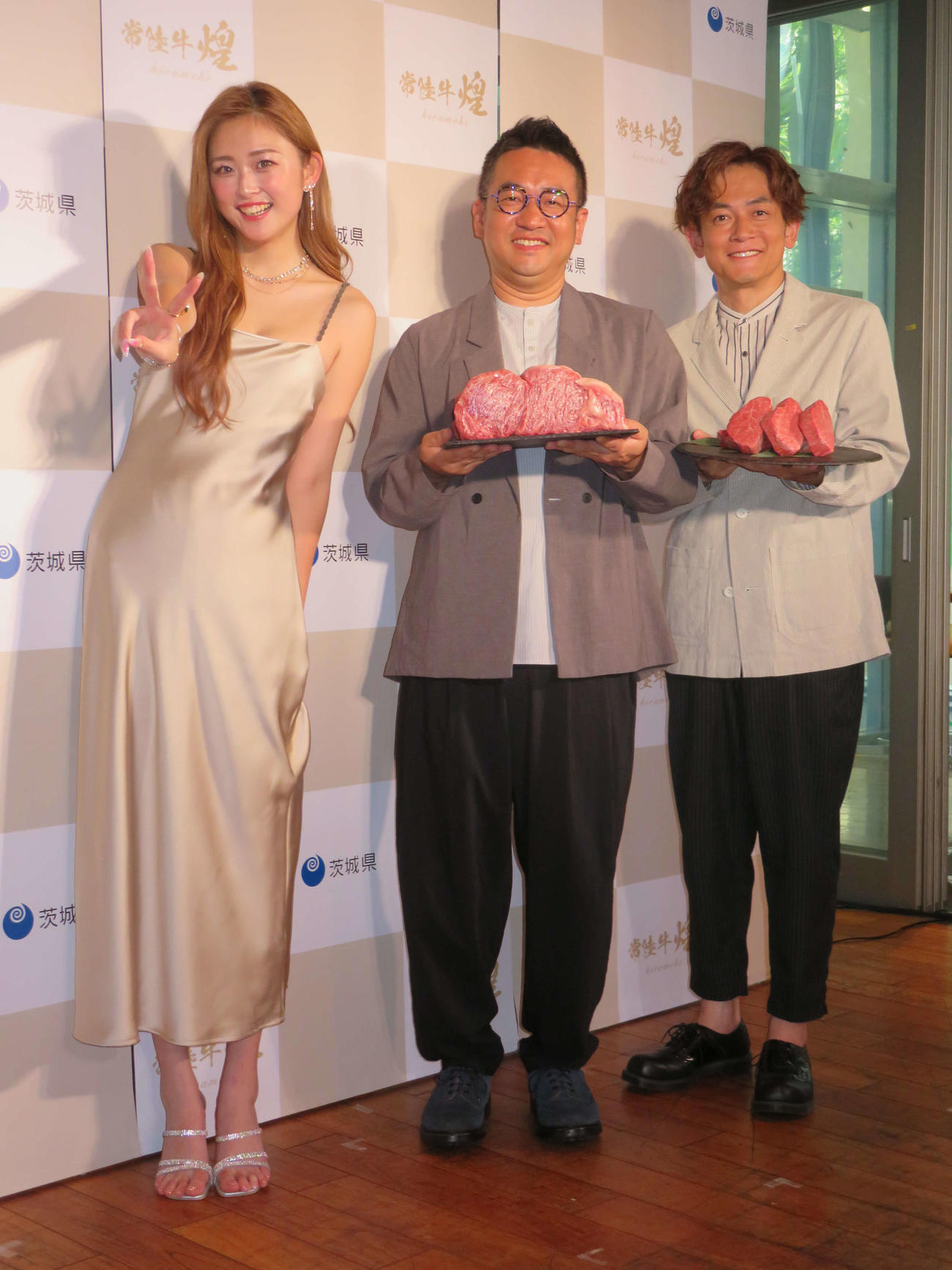 常陸牛　煌（きらめき）レストランフェア　キックオフイベントに登場した左から、ゆうちゃみ、なすなかにし中西茂樹、那須晃行（撮影・村上幸将）