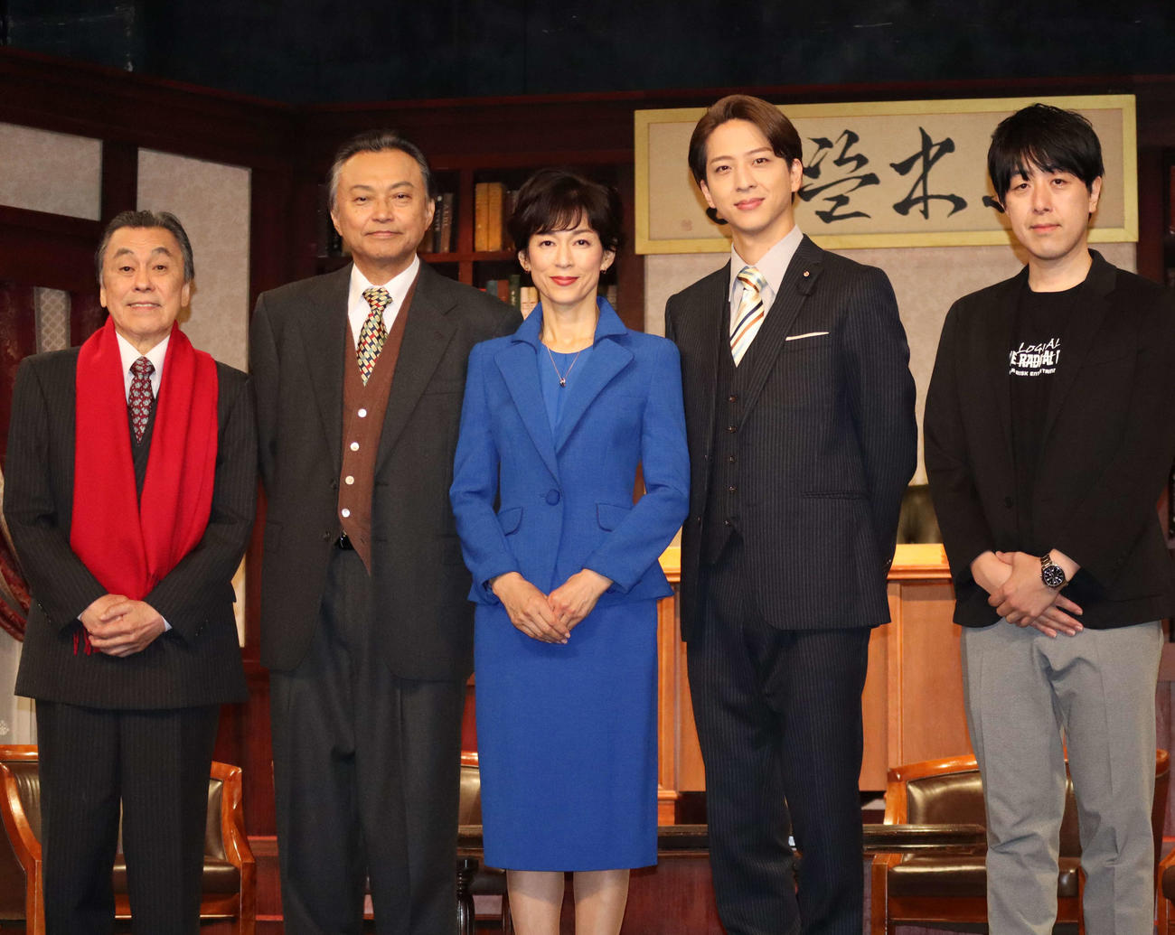 舞台「逃奔政走」の取材会に出席した、左から佐藤B作、相島一之、鈴木保奈美、寺西拓人、作、演出の冨坂友さん