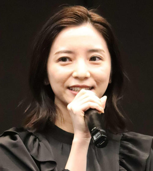 「ラッキーセブンですね」再放送ドラマでキュートなメガネ姿の女優が再現ショット