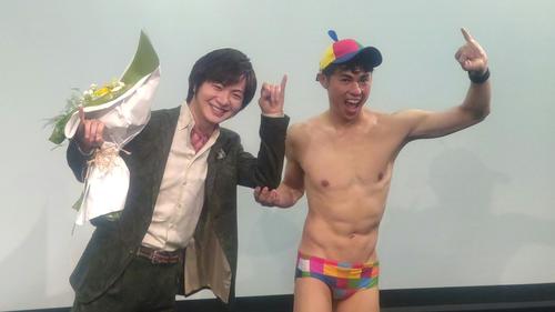 竹島宏の新曲「ハルジオンの花言葉」発売イベントに小島よしおが登場「皮がむけると思います」