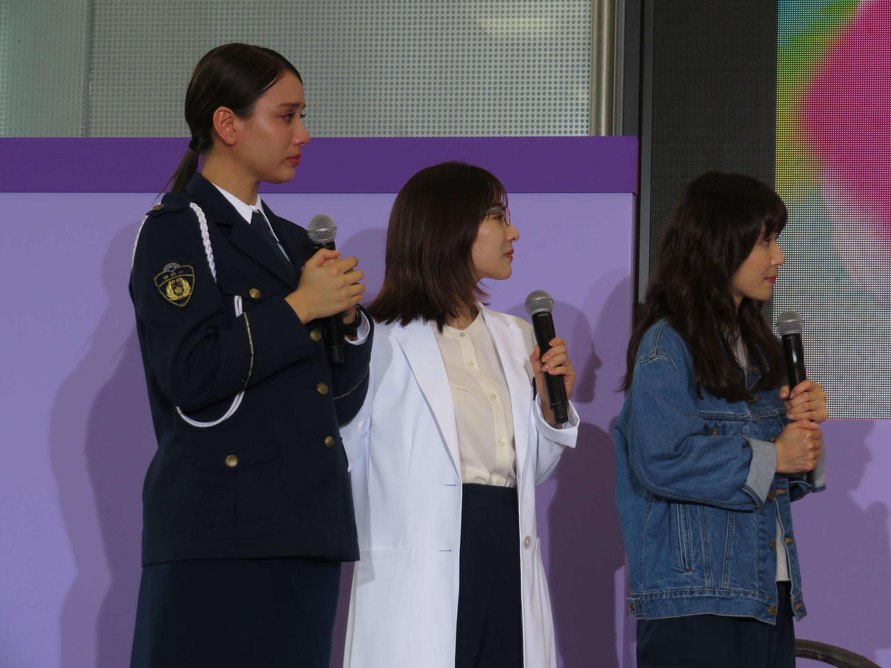 「ギークス～警察署の変人たち～」制作発表でサンボマスターの登場に涙を流す滝沢カレンと田中みな実、松岡茉優