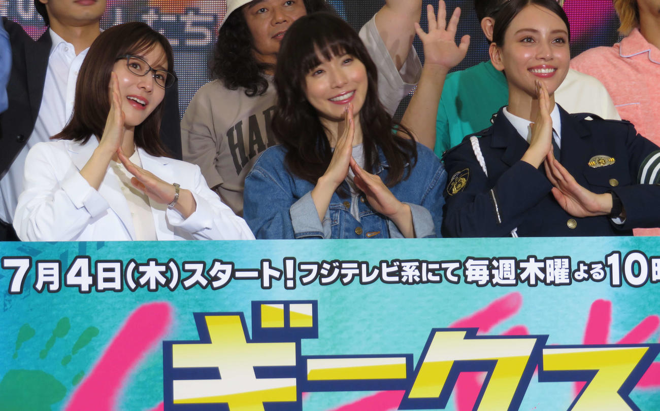 「ギークス～警察署の変人たち～」制作発表に登壇した左から田中みな実、松岡茉優、滝沢カレン