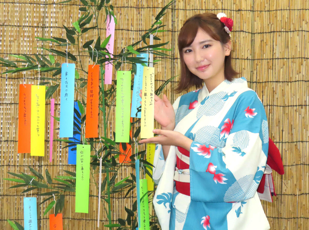 願いを込めた短冊とともに写真に納まる沢口愛華