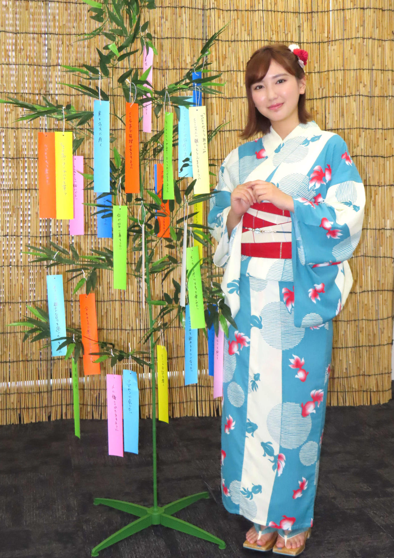 願いを込めた短冊とともに写真に納まる沢口愛華