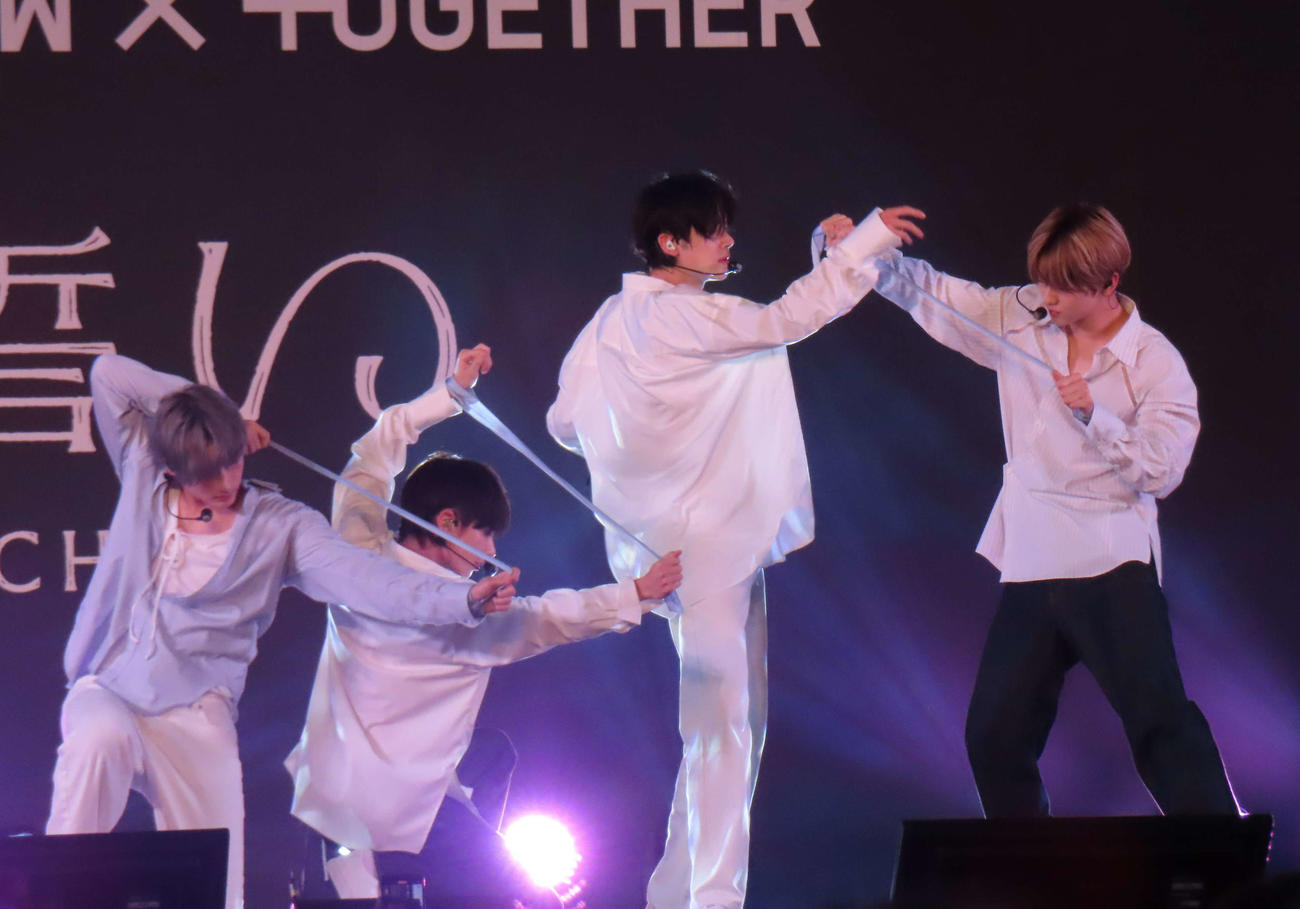 リリースイベントでパフォーマンスするTOMORROW X TOGETHER