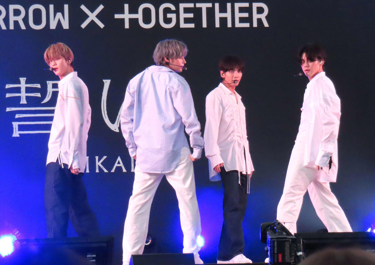 リリースイベントでパフォーマンスするTOMORROW X TOGETHER