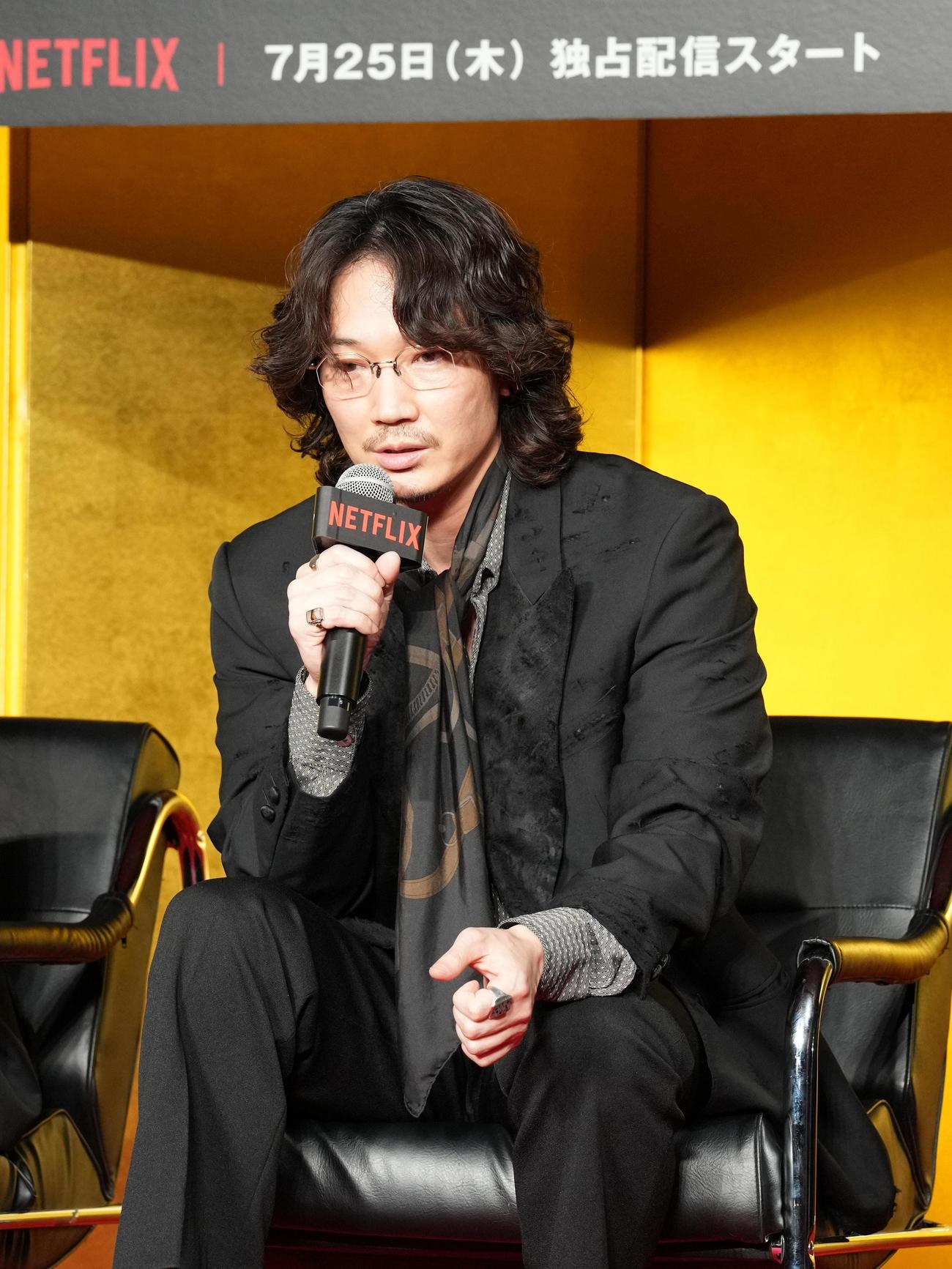 Netflixシリーズ「地面師たち」完成報告会に臨む綾野剛（撮影・小沢裕）