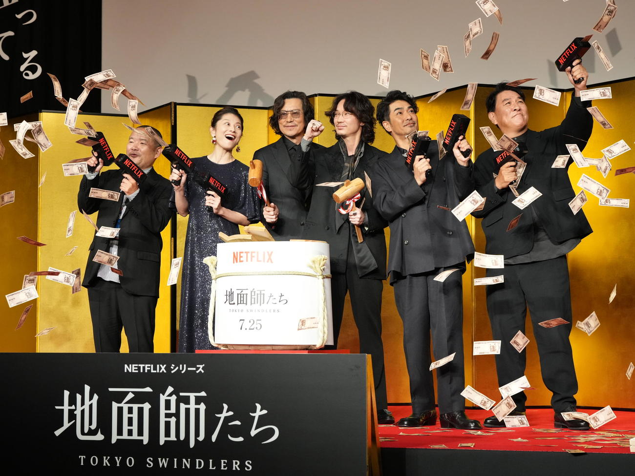 Netflixシリーズ「地面師たち」完成報告会に臨む、左から大根仁監督、小池栄子、豊川悦司、綾野剛、北村一輝、ピエール瀧（撮影・小沢裕）