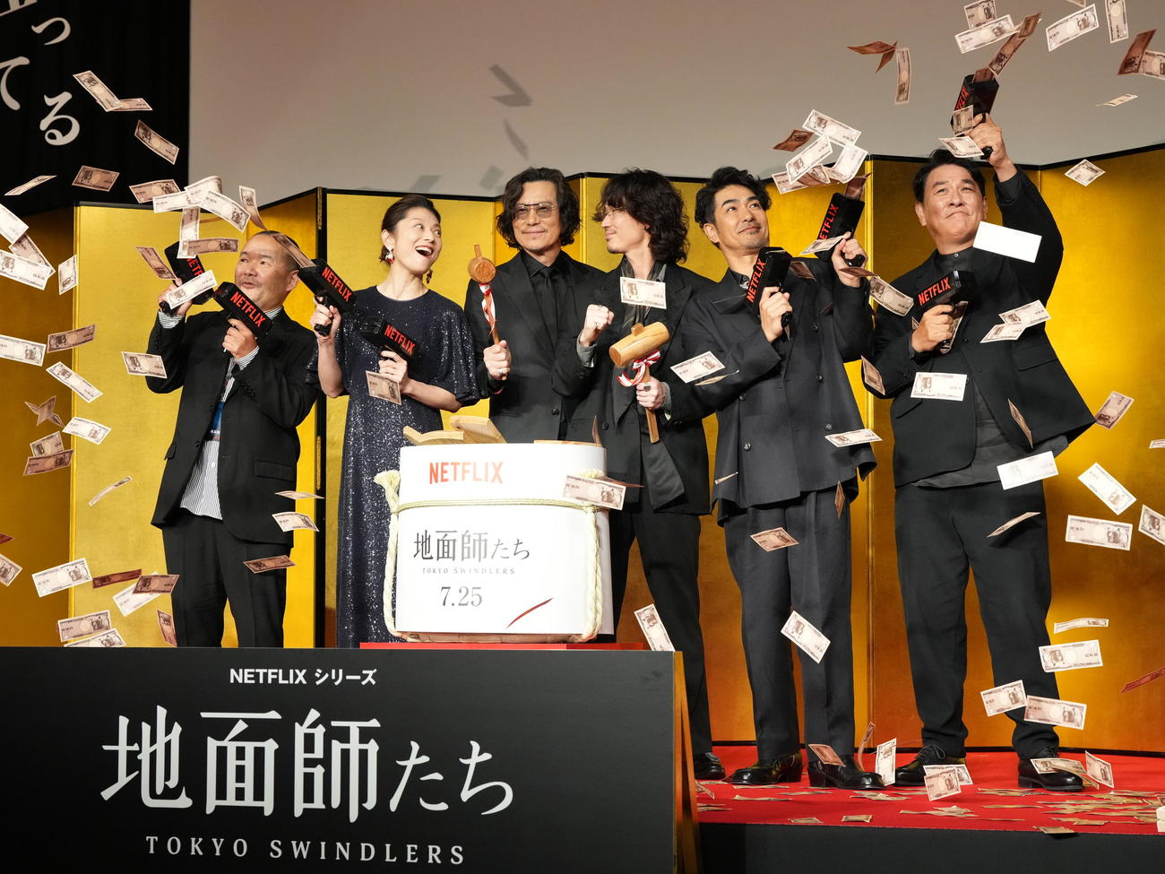 Netflixシリーズ「地面師たち」完成報告会に臨む、左から大根仁監督、小池栄子、豊川悦司、綾野剛、北村一輝、ピエール瀧（撮影・小沢裕）