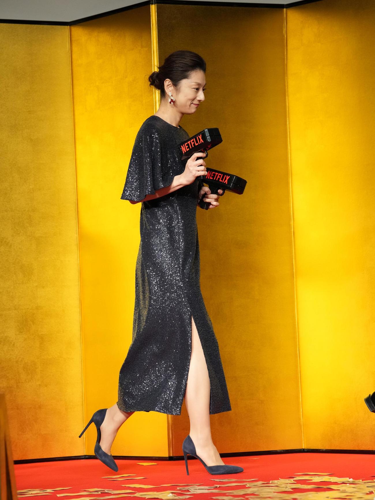 Netflixシリーズ「地面師たち」完成報告会を終え引き揚げる小池栄子（撮影・小沢裕）