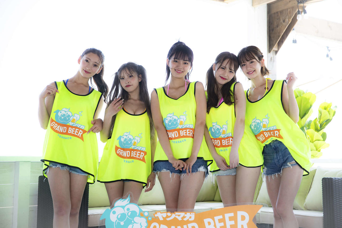 「ヤンマガ　GRAND BEER TERRACE」のお披露目会見に出席した、GRAND BEER GALS。左から塚越愛実、ひなたまる、豊田ルナ、西綾乃、新唯
