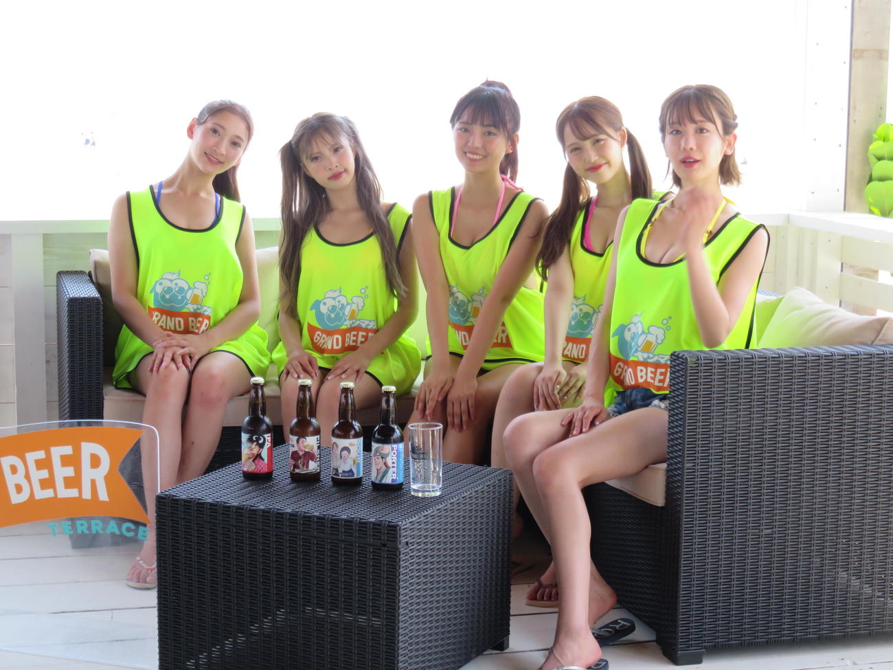 「ヤンマガ　GRAND BEER TERRACE」のお披露目会見に出席した、GRAND BEER GALS。左から塚越愛実、ひなたまる、豊田ルナ、西綾乃、新唯