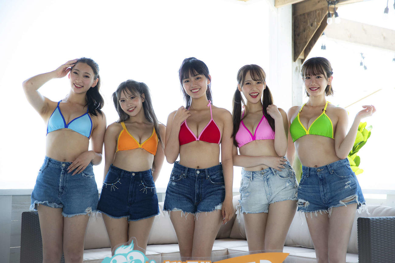 「ヤンマガ　GRAND BEER TERRACE」のお披露目会見に出席した、GRAND BEER GALS。左から塚越愛実、ひなたまる、豊田ルナ、西綾乃、新唯