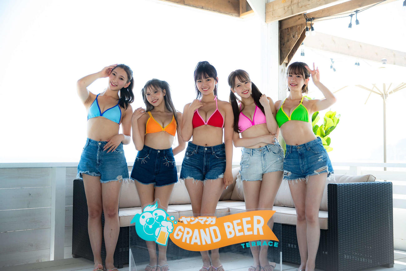 「ヤンマガ　GRAND BEER TERRACE」のお披露目会見に出席した、GRAND BEER GALS。左から塚越愛実、ひなたまる、豊田ルナ、西綾乃、新唯
