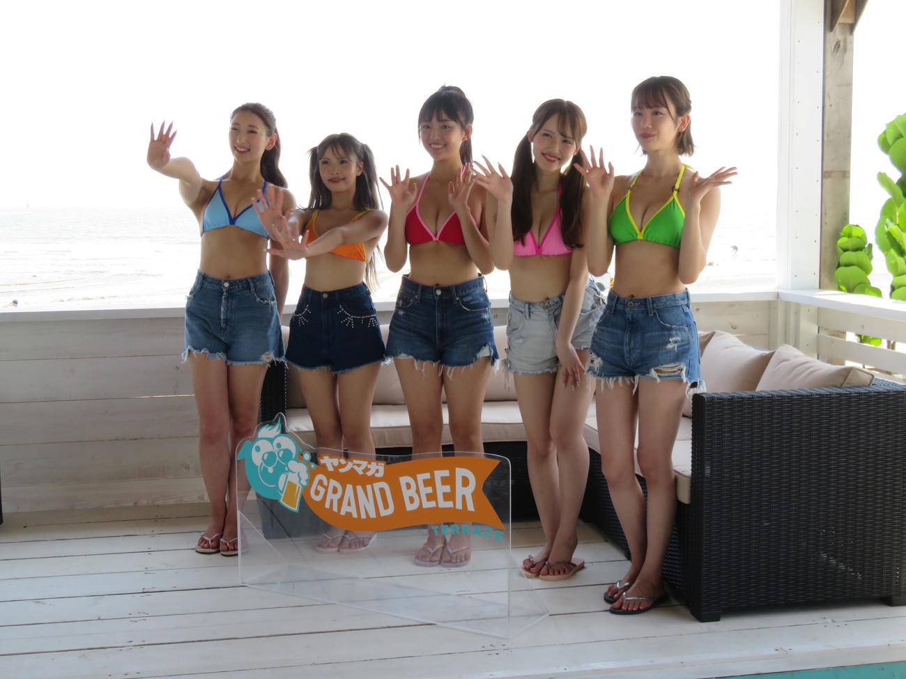 「ヤンマガ　GRAND BEER TERRACE」のお披露目会見に出席した、GRAND BEER GALS。左から塚越愛実、ひなたまる、豊田ルナ、西綾乃、新唯