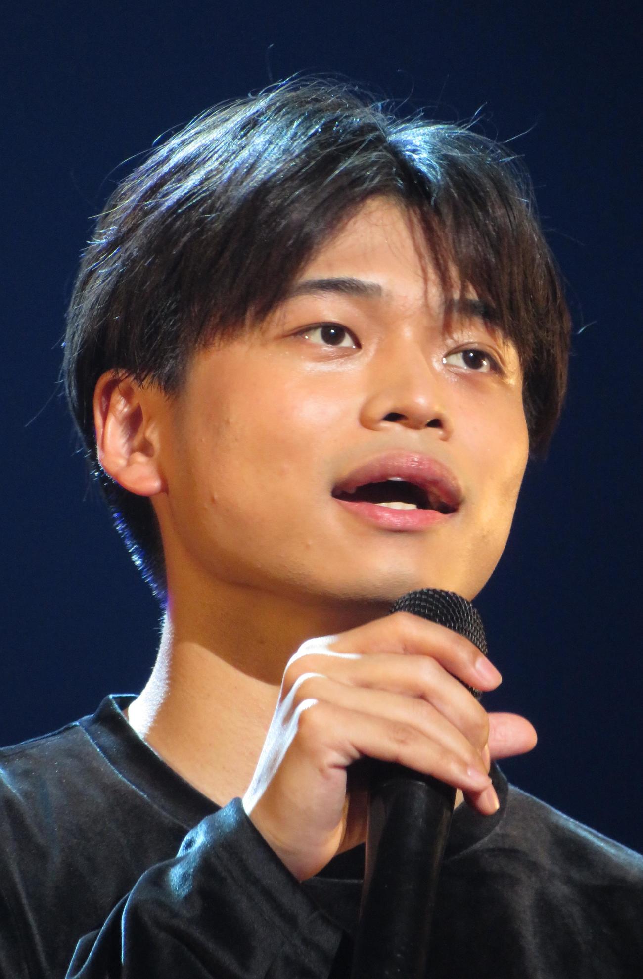 ライブで熱唱する二見颯一