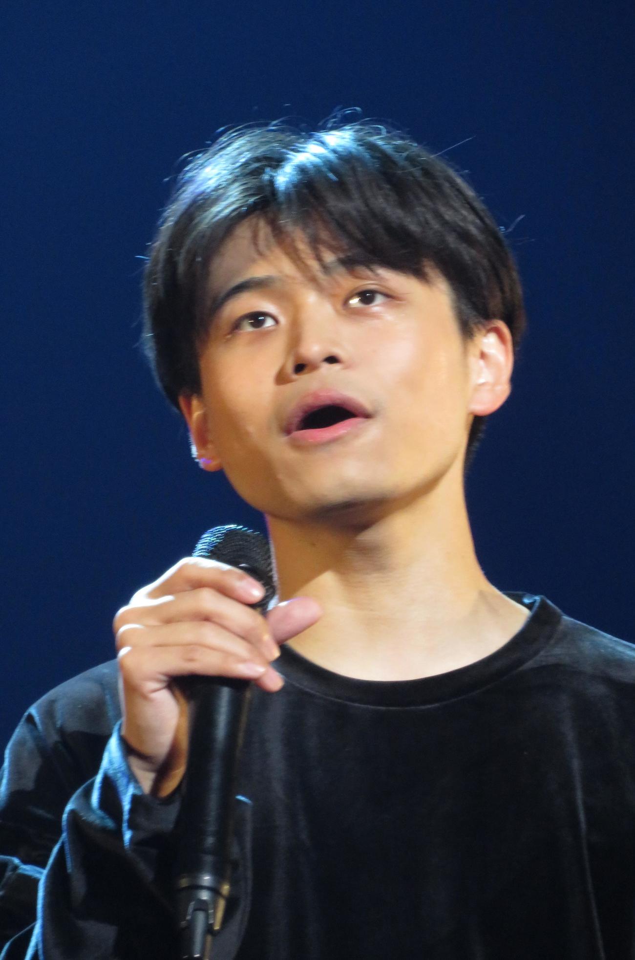 ライブで熱唱する二見颯一
