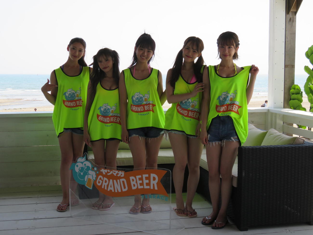 「ヤンマガ　GRAND BEER TERRACE」のお披露目会見に出席した、GRAND BEER GALS。左から塚越愛実、ひなたまる、豊田ルナ、西綾乃、新唯