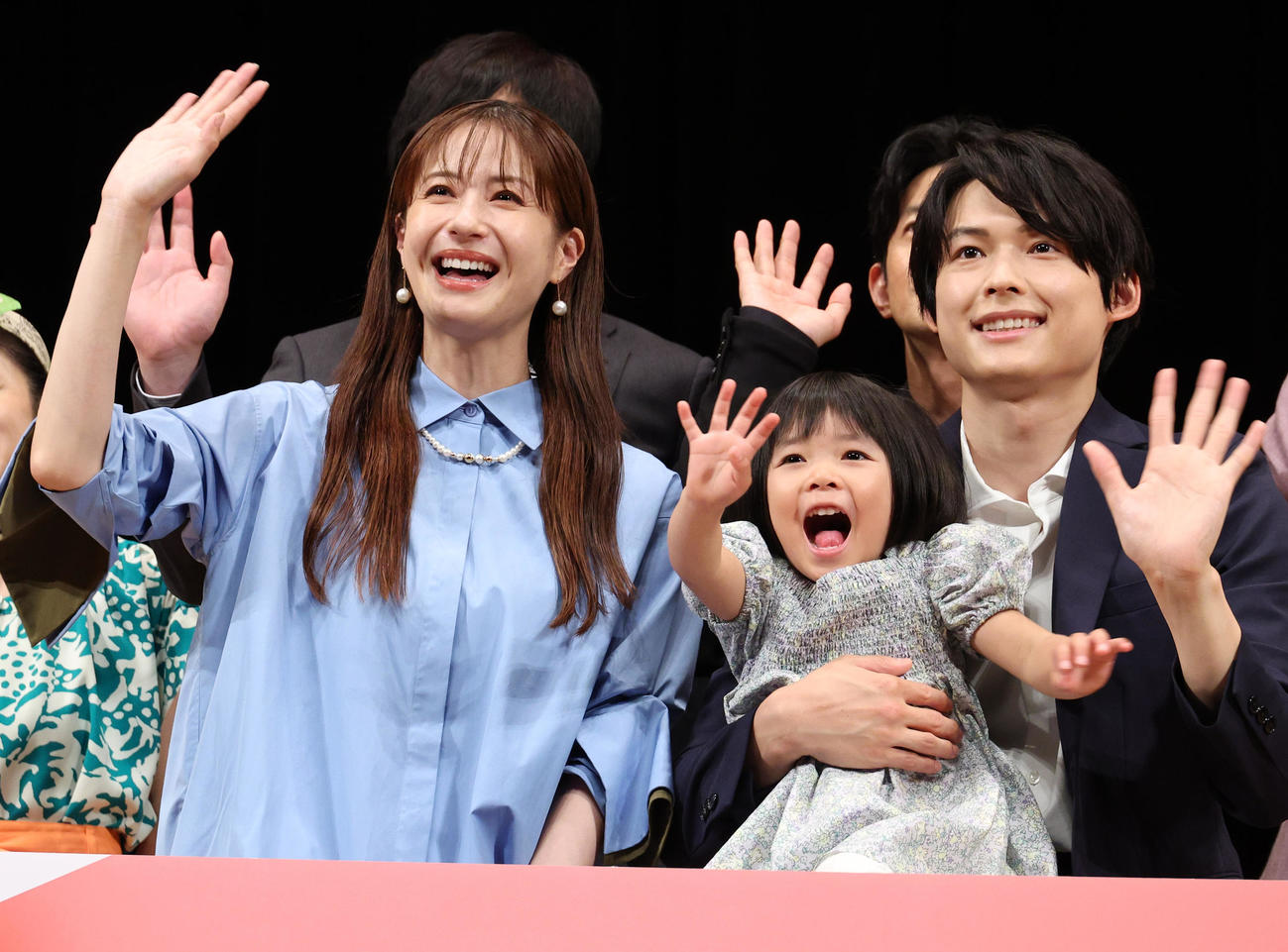 ドラマ「西園寺さんは家事をしない」制作発表会見で手を振る、左から松本若菜、倉田瑛茉、松村北斗（撮影・中島郁夫）