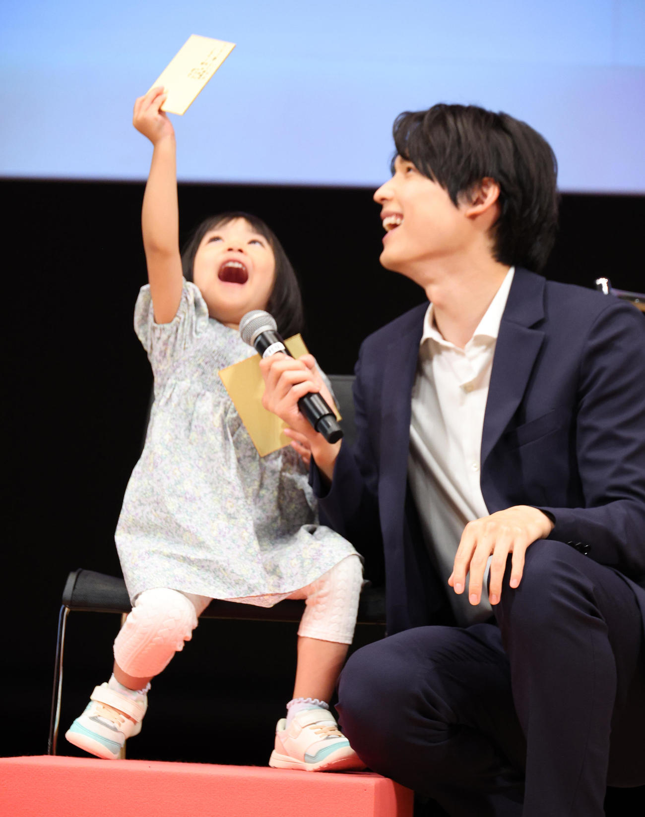 ドラマ「西園寺さんは家事をしない」制作発表会見を和ませる倉田瑛茉（左）と松村北斗（撮影・中島郁夫）