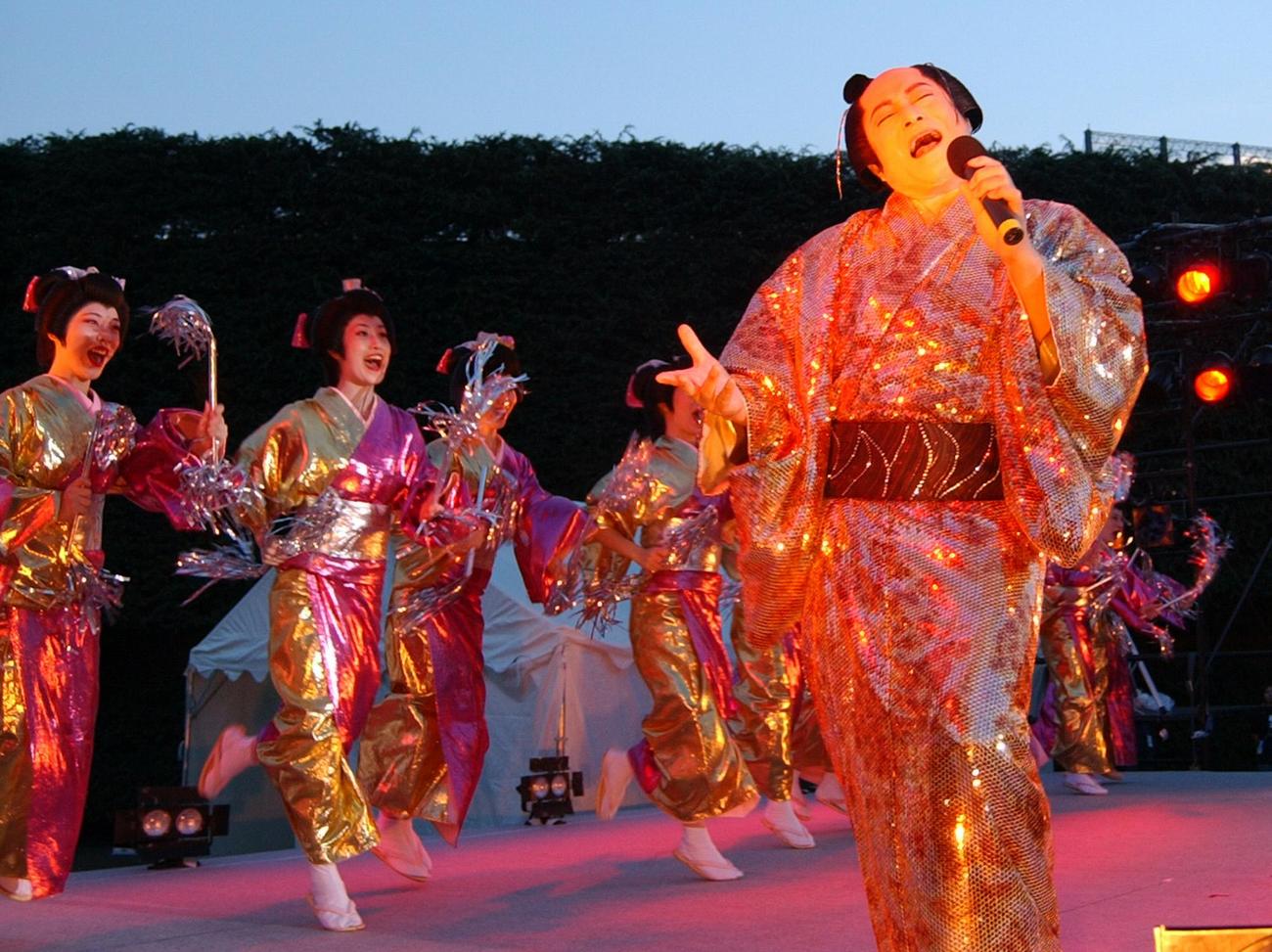 「マツケンサンバ2」を歌う松平健＝2004年8月8日