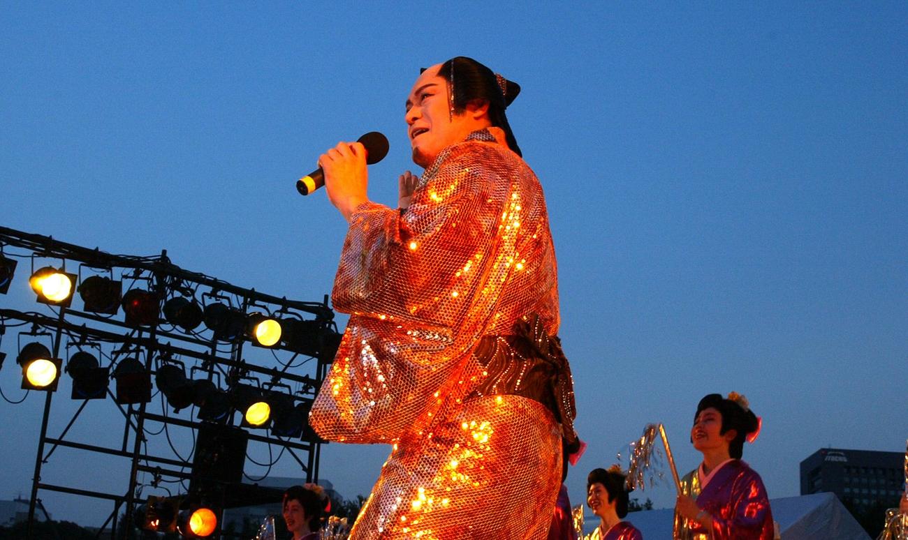 「マツケンサンバ2」を歌う松平健＝2004年8月8日
