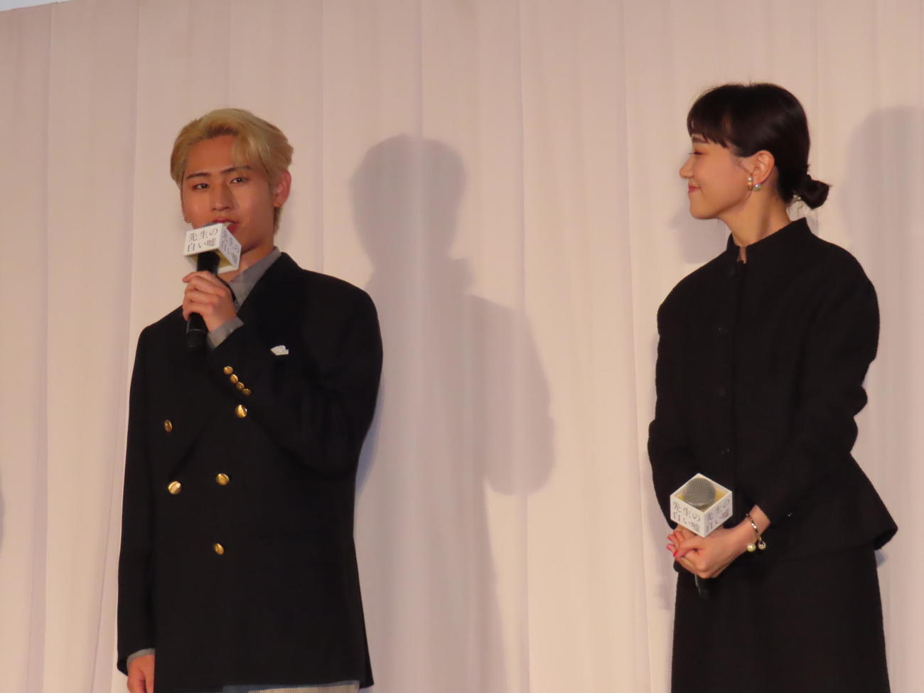 映画「先生の白い嘘」の舞台あいさつに出席した猪狩蒼弥（左）を笑顔で見つめる奈緒（撮影・横山慧）