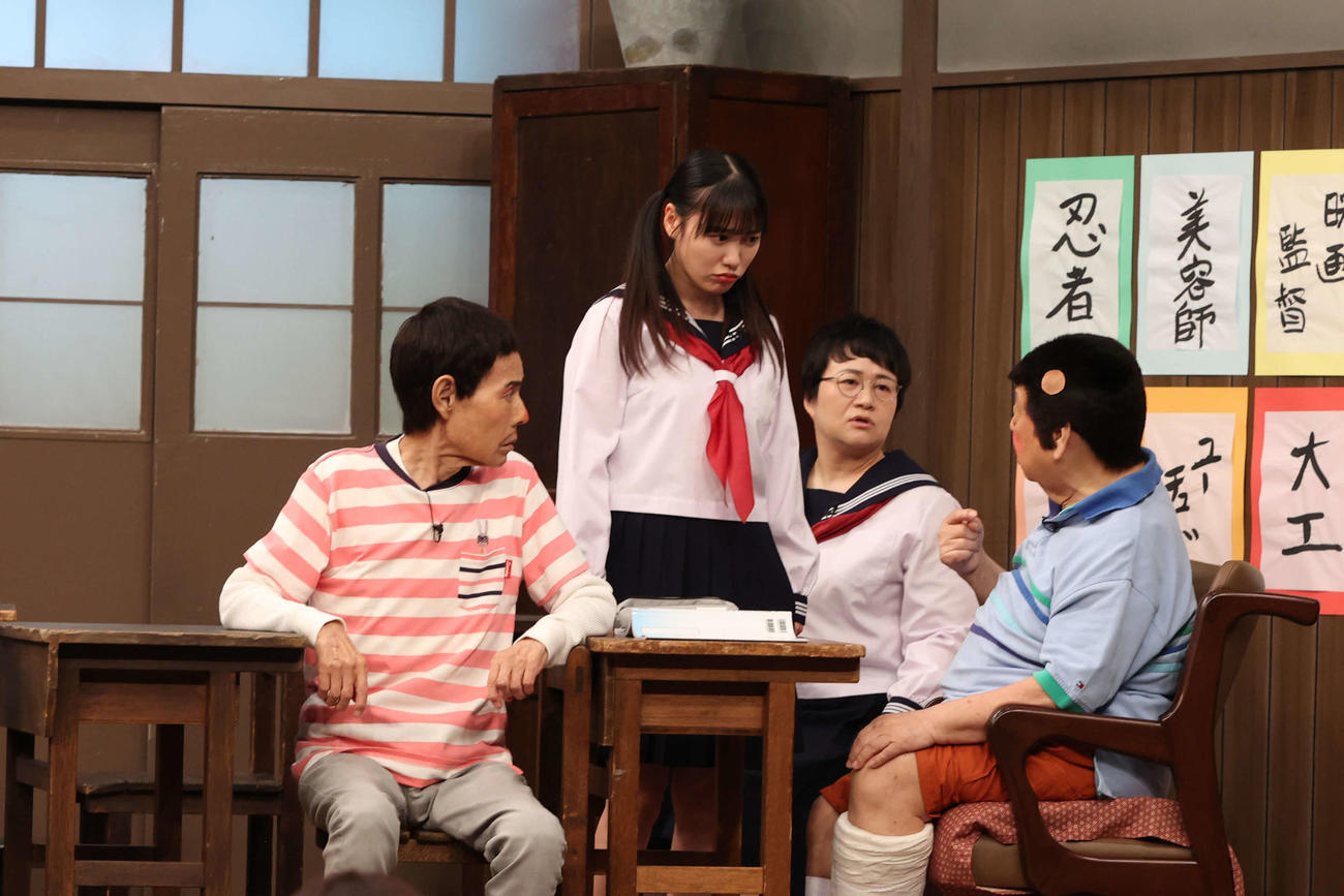 フジテレビ系「ドリフに大挑戦SP」より左から加藤茶、高城れに、近藤春菜、高木ブー（C）フジテレビ