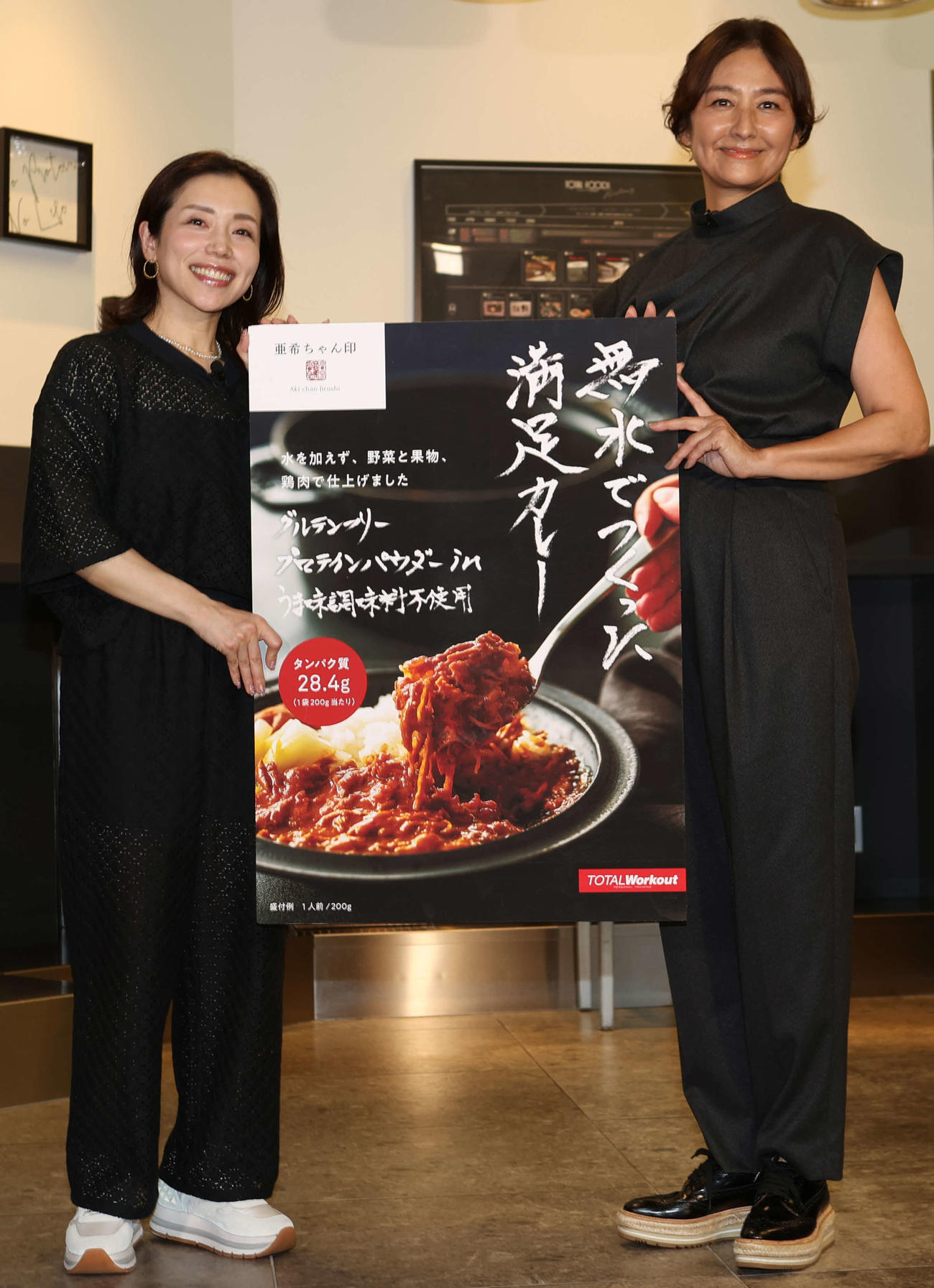 「無水で作った満足カレー」の特別販売会で笑顔を見せる料理家でモデルの亜希（右）とトータル・ワークアウト代表の池澤氏（撮影・水谷安孝）