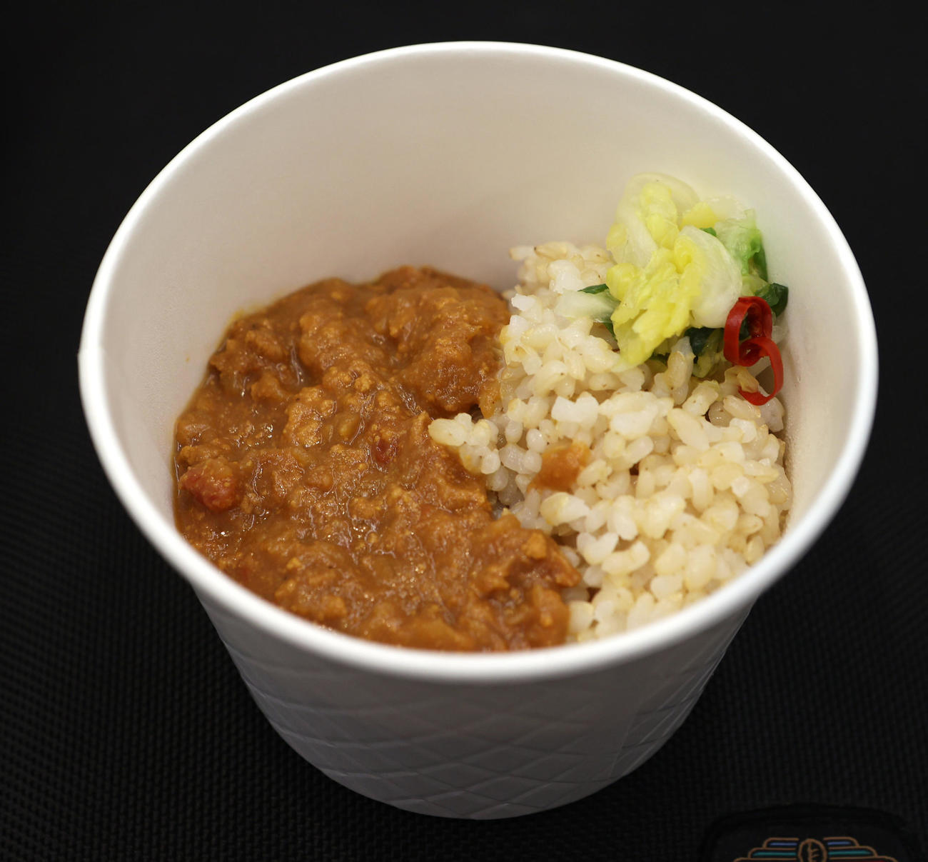 亜希がこだわりを持って制作に参加した「無水で作った満足カレー」（撮影・水谷安孝）