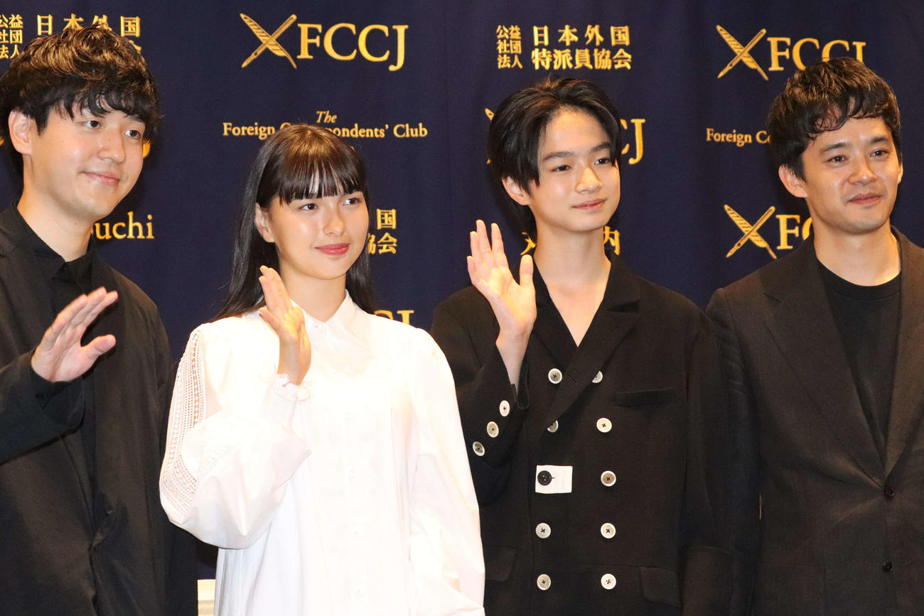 映画「ぼくのお日さま」上映後、会見に出席した、左から奥山大史監督、中西希亜良、越山敬達、池松壮亮（2024年7月1日撮影）