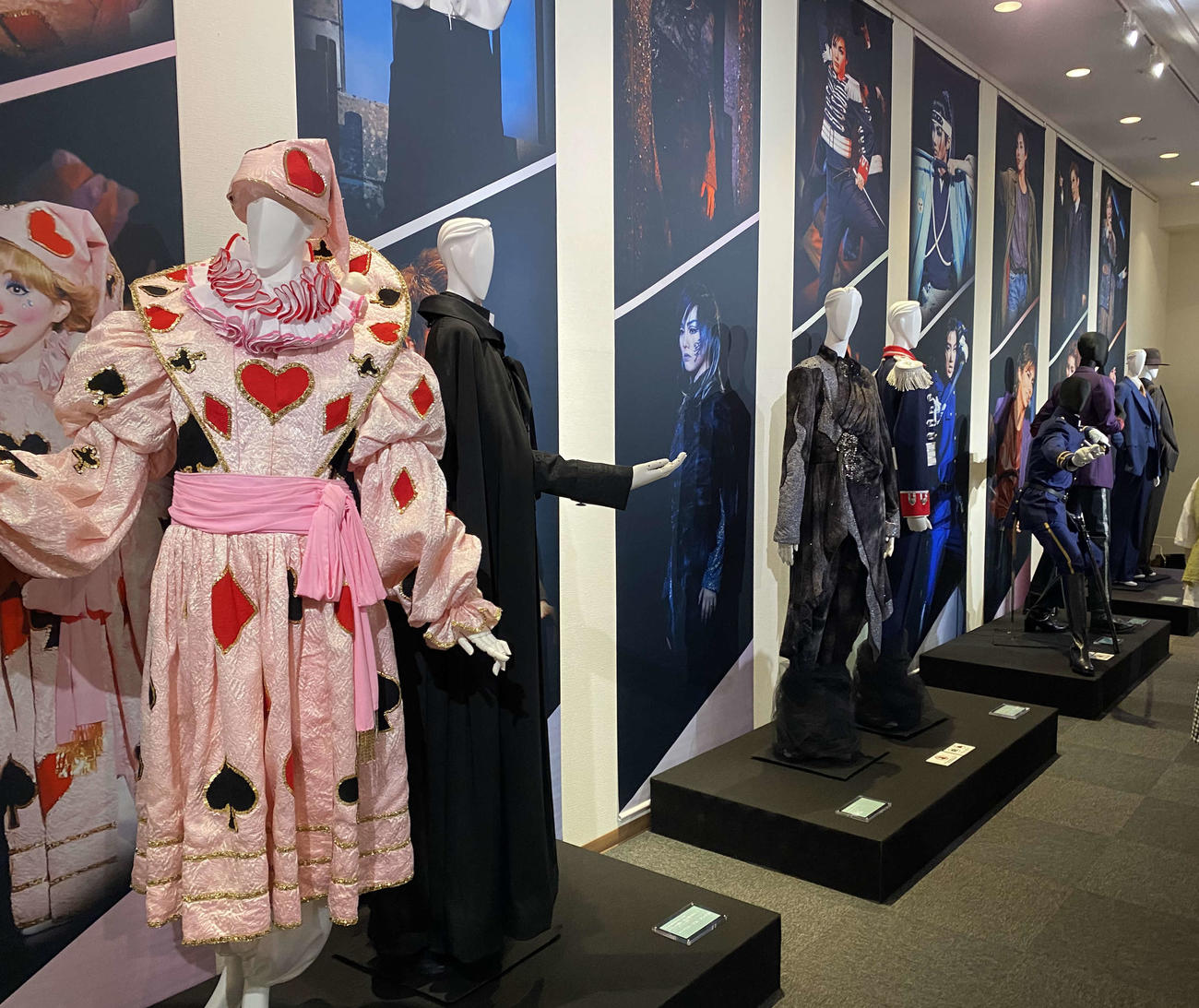 雪組トップ彩風咲奈が着た衣装、演じた役柄写真が多数展示された（撮影・村上久美子）