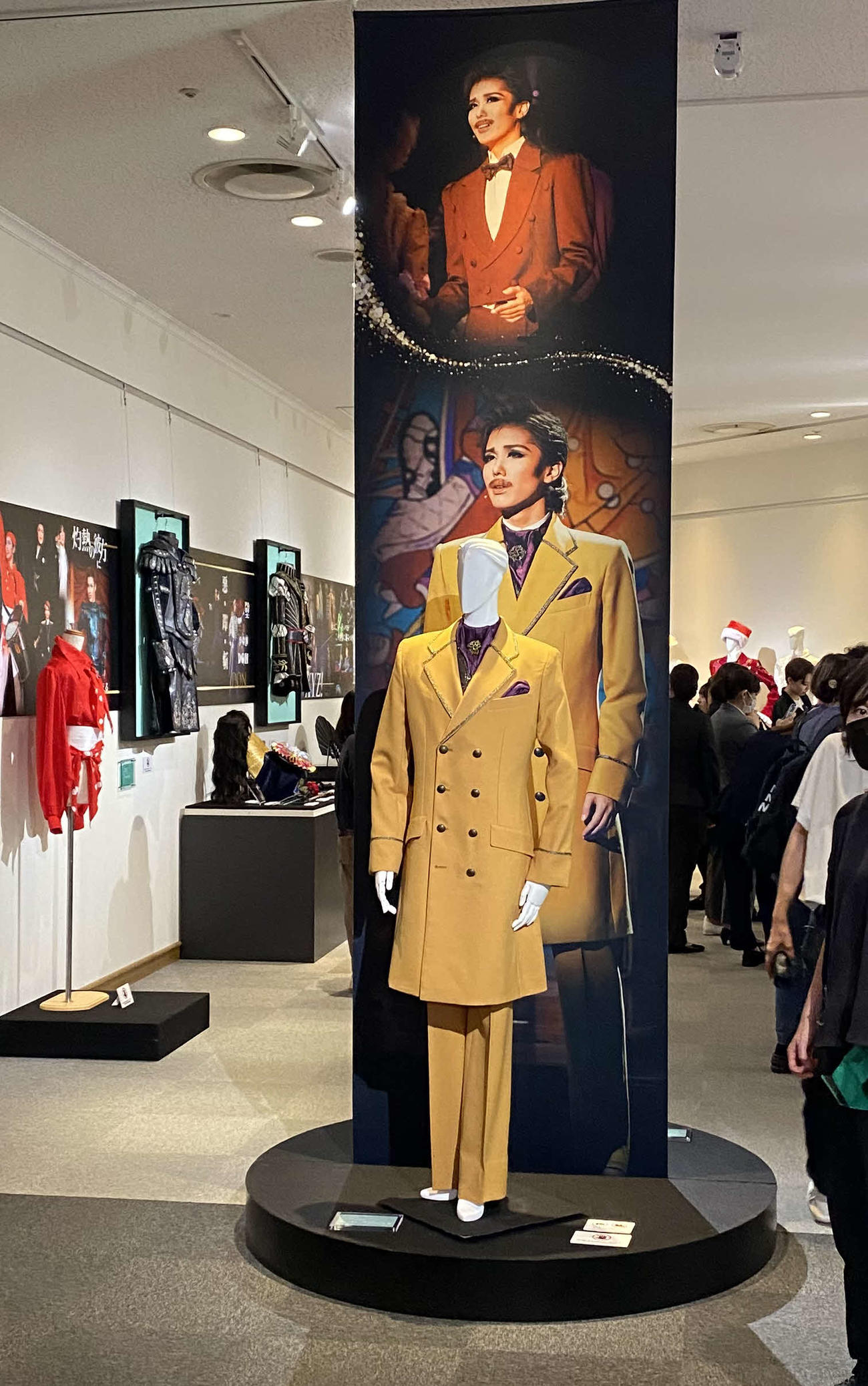 着用衣装も複数展示された（撮影・村上久美子）