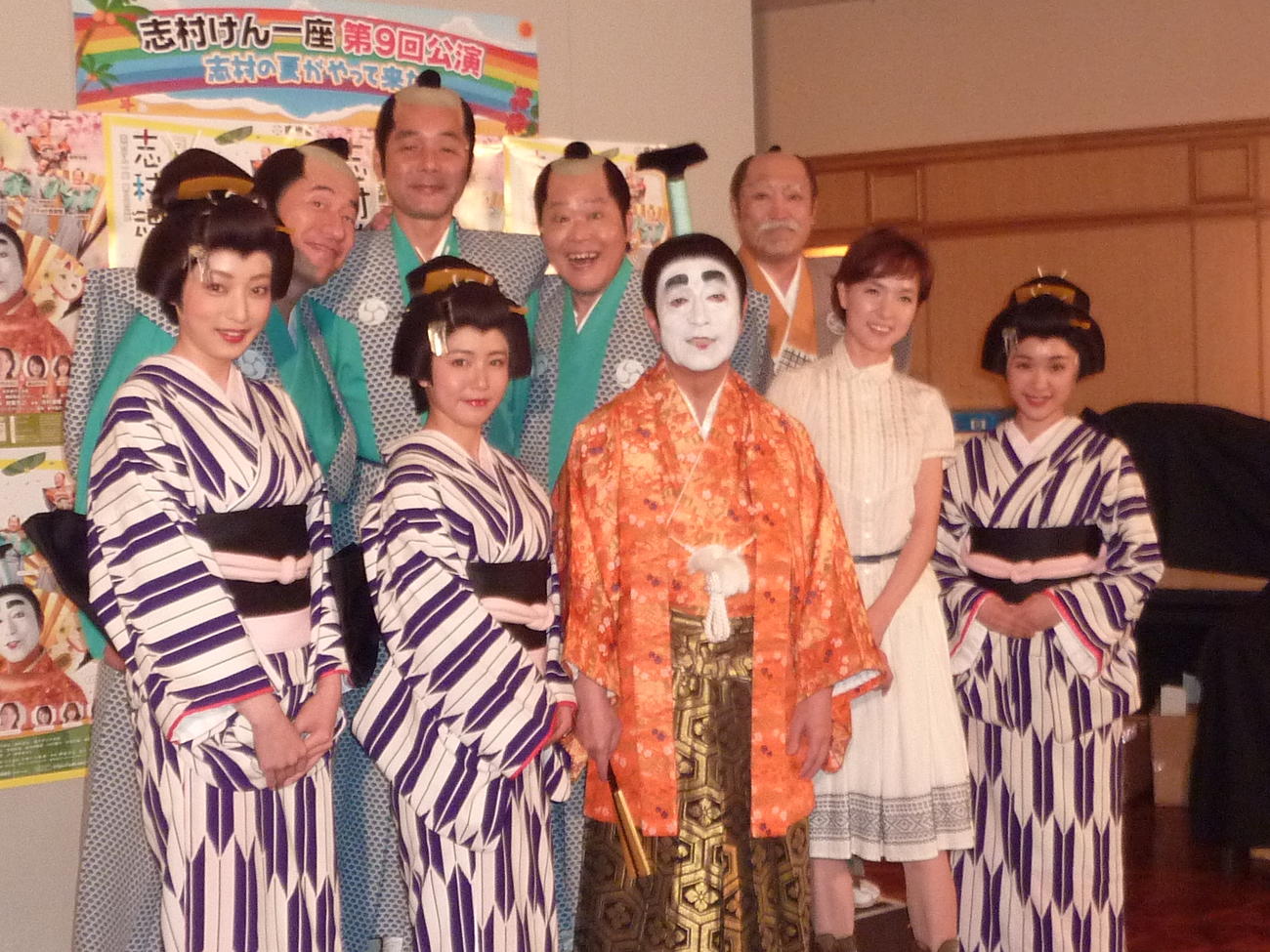 2014年7月 「志村魂～一姫二太郎三かぼちゃ～」の出演者たち。前列左から池田夏希、磯山さやか、志村けんさん、いしのようこ、みひろ、後列左から寺門ジモン、肥後克広、上島竜兵さん、桑野信義