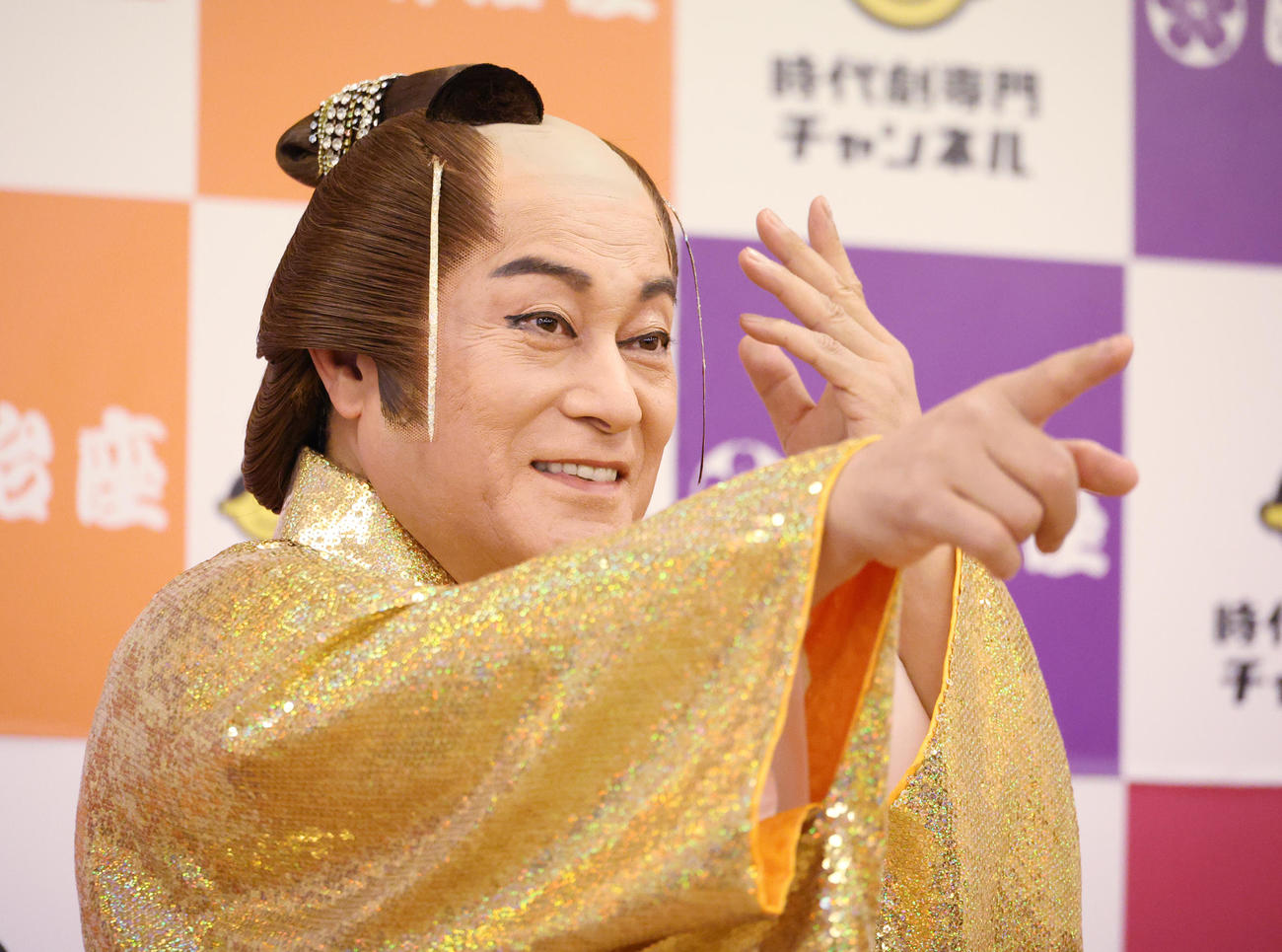 松平健50周年公演でド派手「マツケンワールド」披露、マツケンサンバ振り付け真島さんもしのぶ - 芸能写真ニュース : 日刊スポーツ