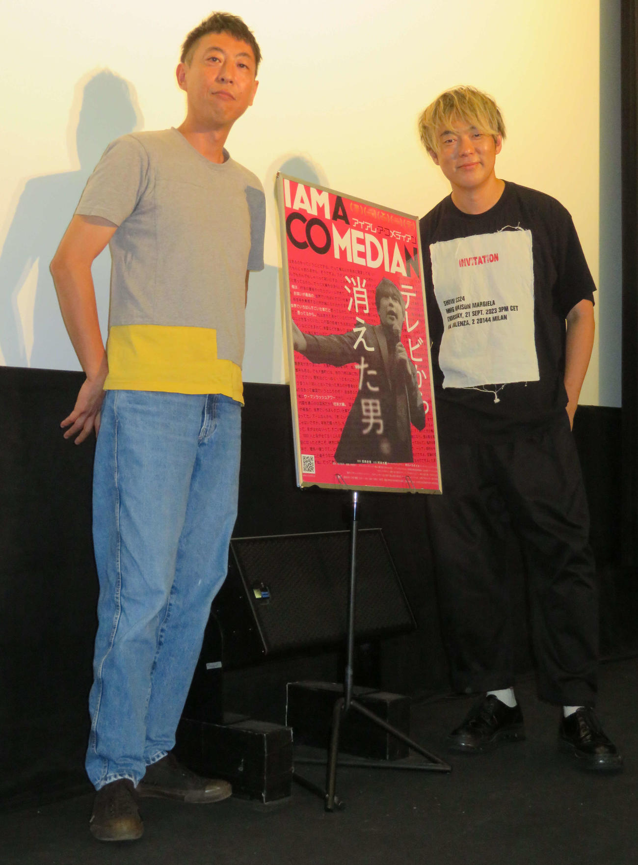 ドキュメンタリー映画「アイアム・ア・コメディアン」初日舞台あいさつに登壇した日向史有監督（左）とウーマンラッシュアワー村本大輔（撮影・村上幸将）