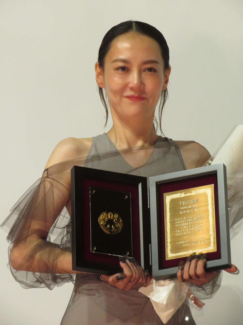 菊地凛子が涙「悩んだ時、監督が20年前に役を…」日本映画プロフェッショナル大賞で主演女優賞