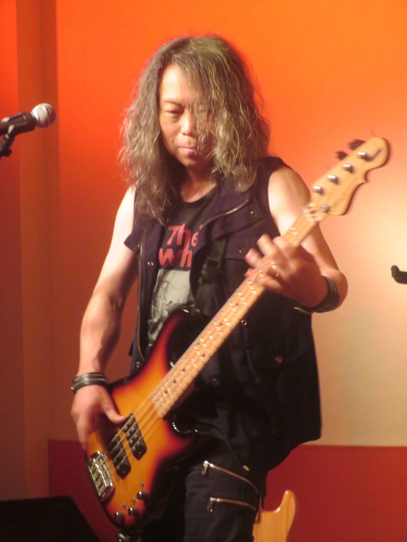 「ベース1本一人旅デビュー40周年ソロライブツアー」を行った寺沢功一