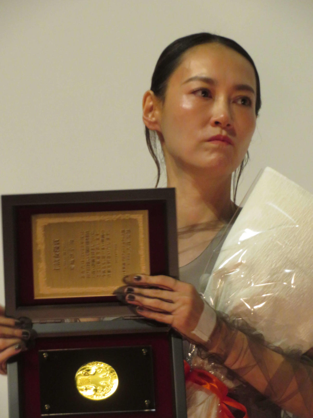日本映画プロフェッショナル大賞授賞式で主演女優賞を受賞し、涙する菊地凛子（撮影・村上幸将）