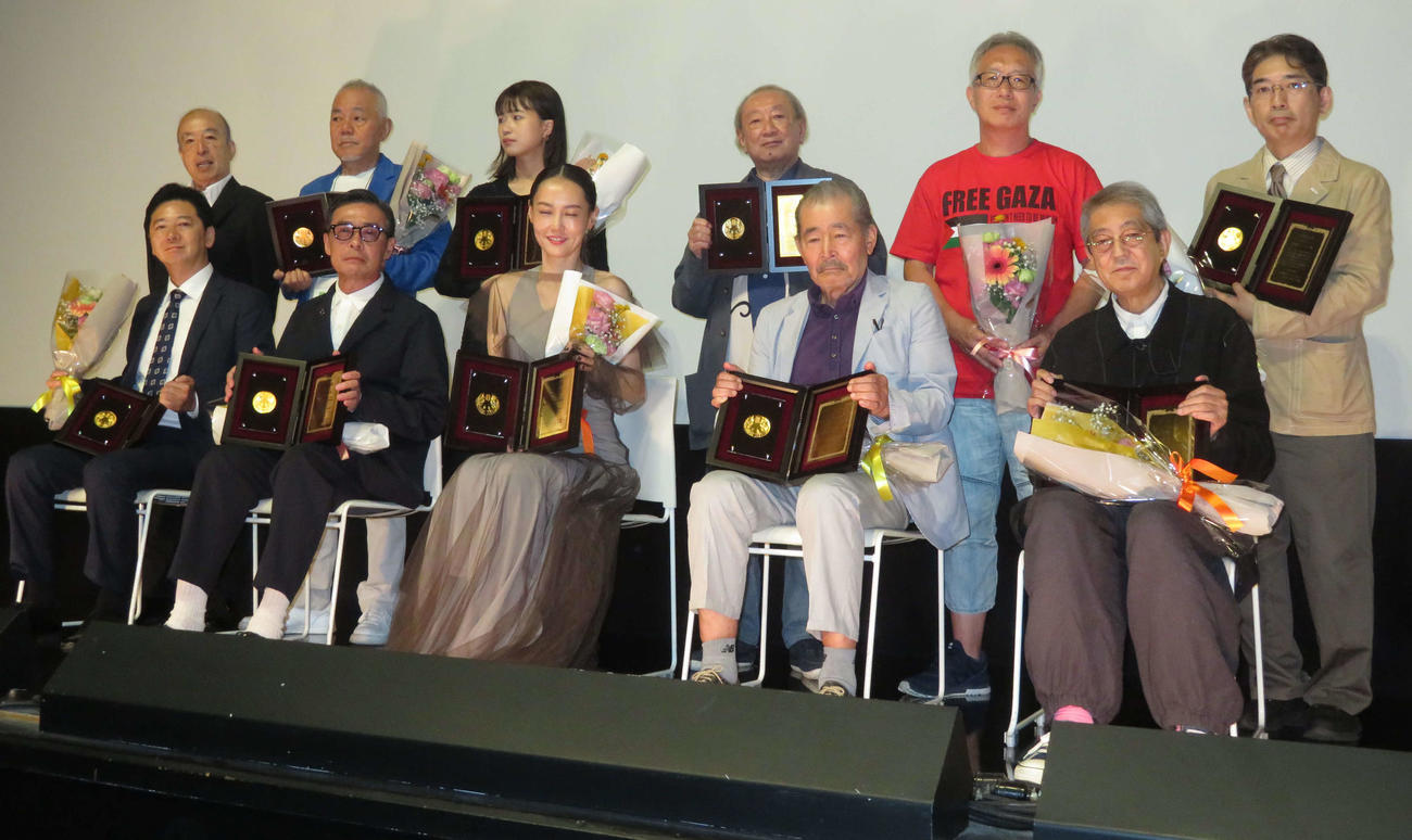 日本映画プロフェッショナル大賞授賞式に登壇した受賞者（撮影・村上幸将