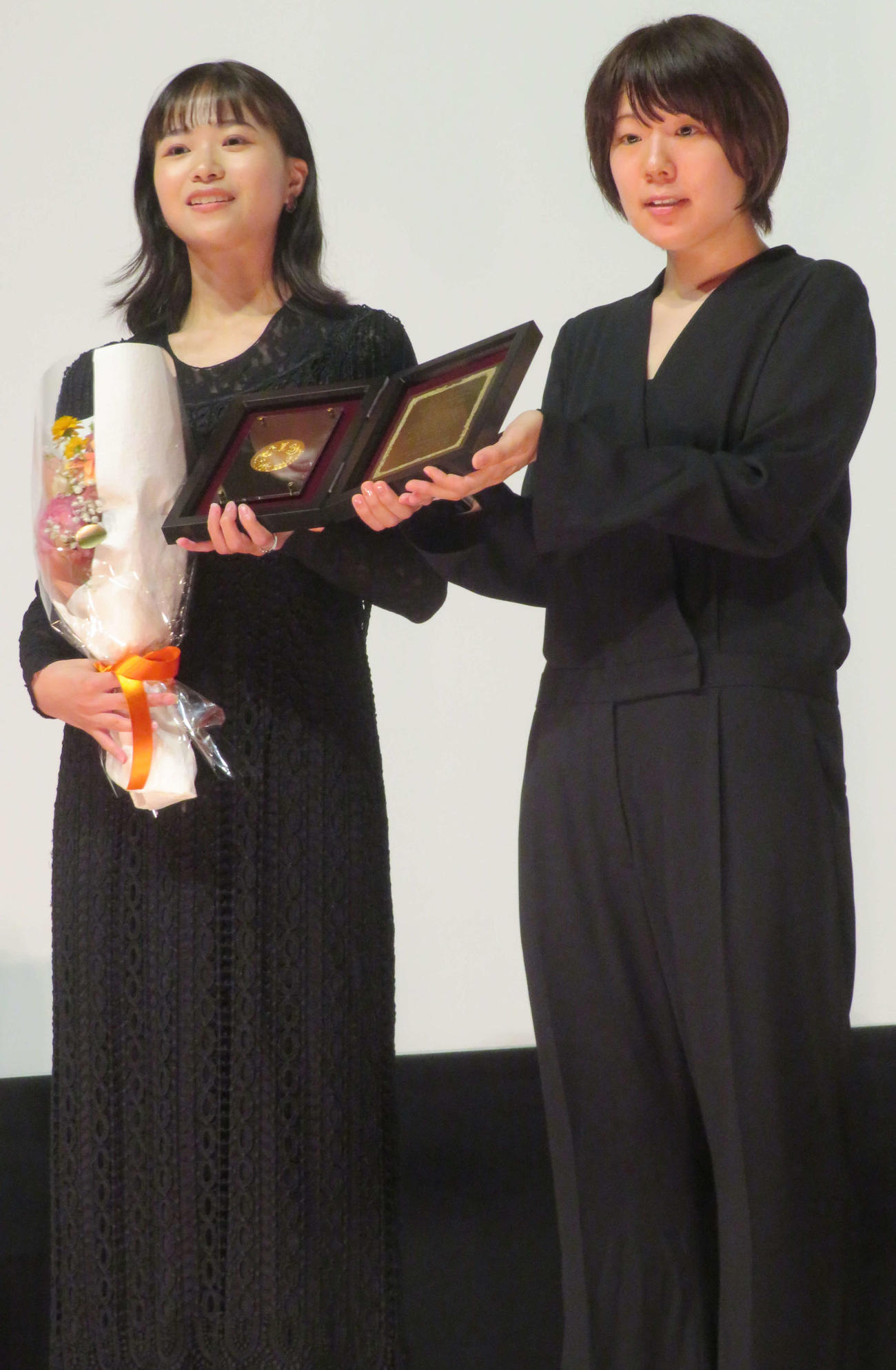 日本映画プロフェッショナル大賞授賞式に登壇した新人監督賞受賞の金子由里奈監督（左）と真魚（撮影・村上幸将）