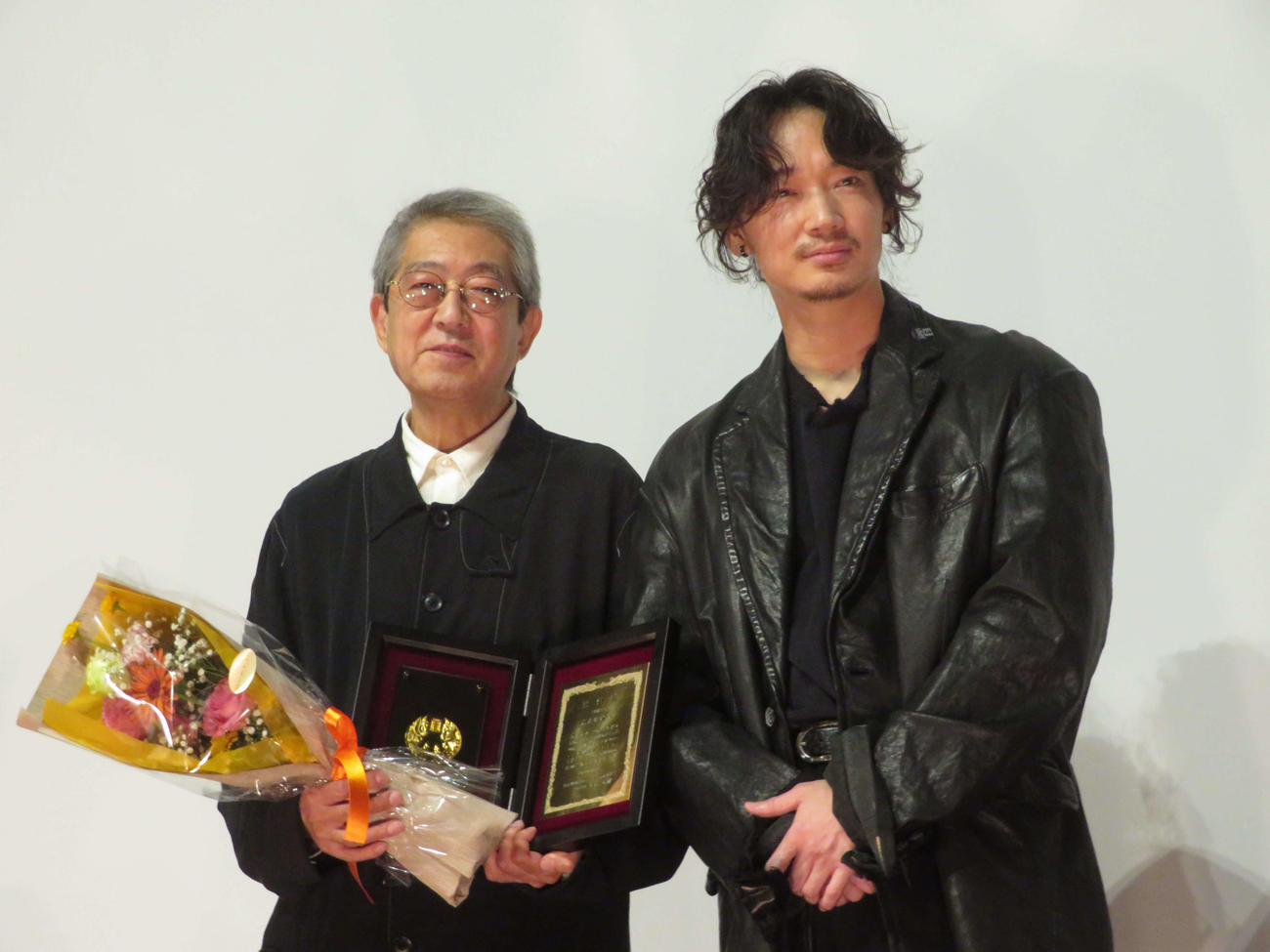 日本映画プロフェッショナル大賞授賞式でで作品賞、監督賞などを受賞した「花腐し」の荒井晴彦監督（左）と主演の綾野剛（撮影・村上幸将）