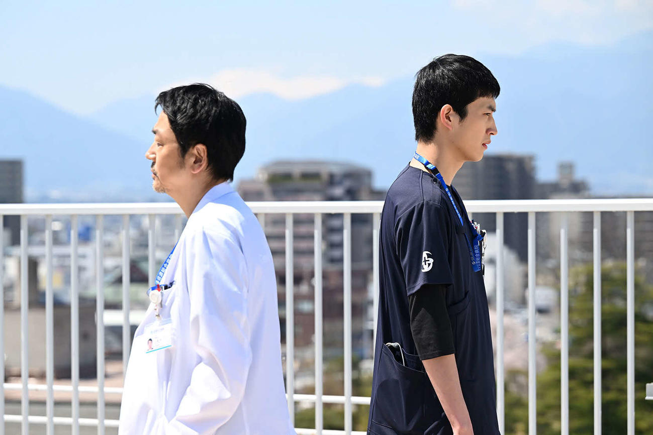 カンテレ・フジテレビ系「マウンテンドクター」より左から大森南朋、杉野遥亮（C）カンテレ