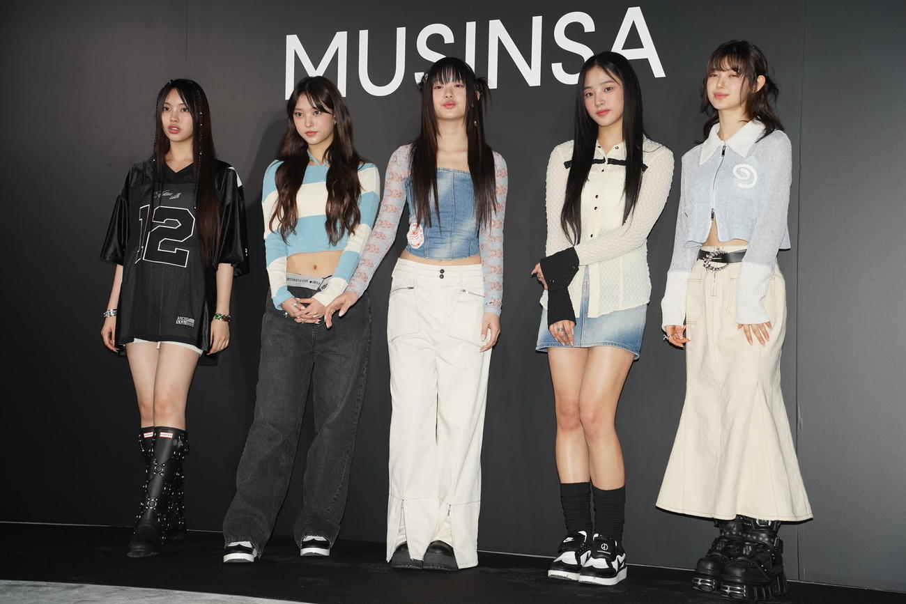 NewJeansの左からHYEIN、HAERIN、HANNI、MINJI、DANIELLE（23年4月撮影）