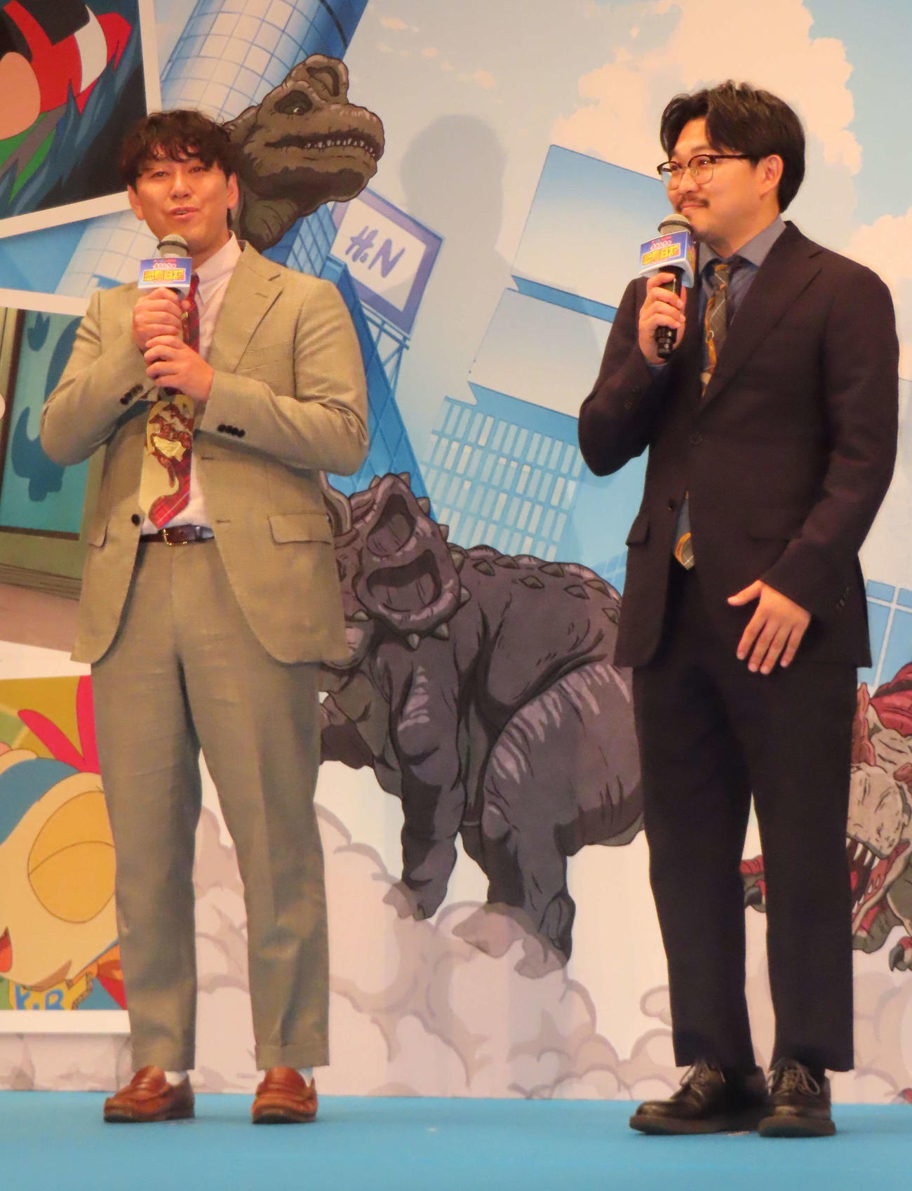 「映画クレヨンしんちゃん　オラたちの恐竜日記」完成披露試写会に登壇した、左からオズワルド畠中悠、伊藤俊介