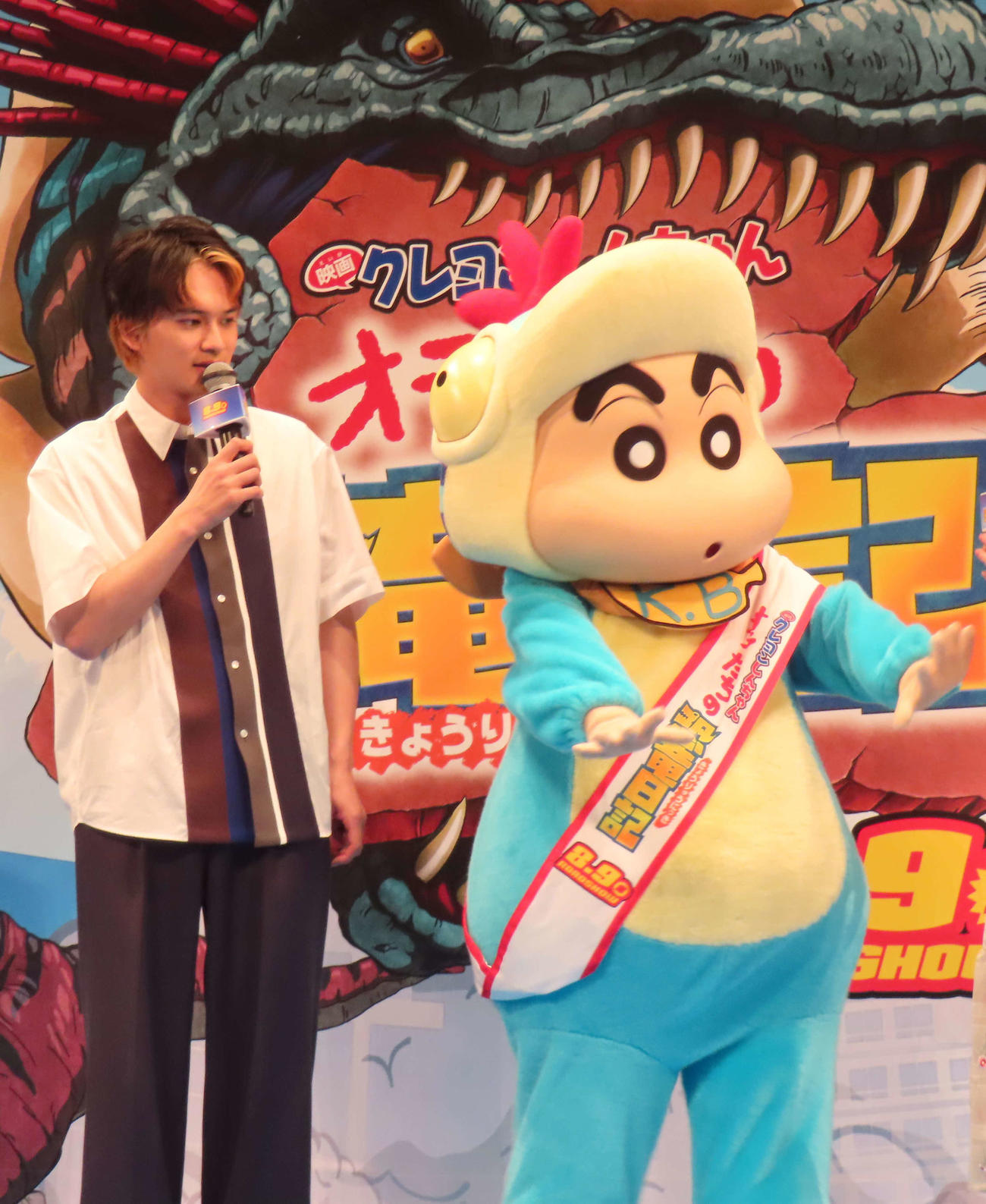 「映画クレヨンしんちゃん　オラたちの恐竜日記」完成披露試写会に登壇した北村匠海（左）と野原しんのすけ