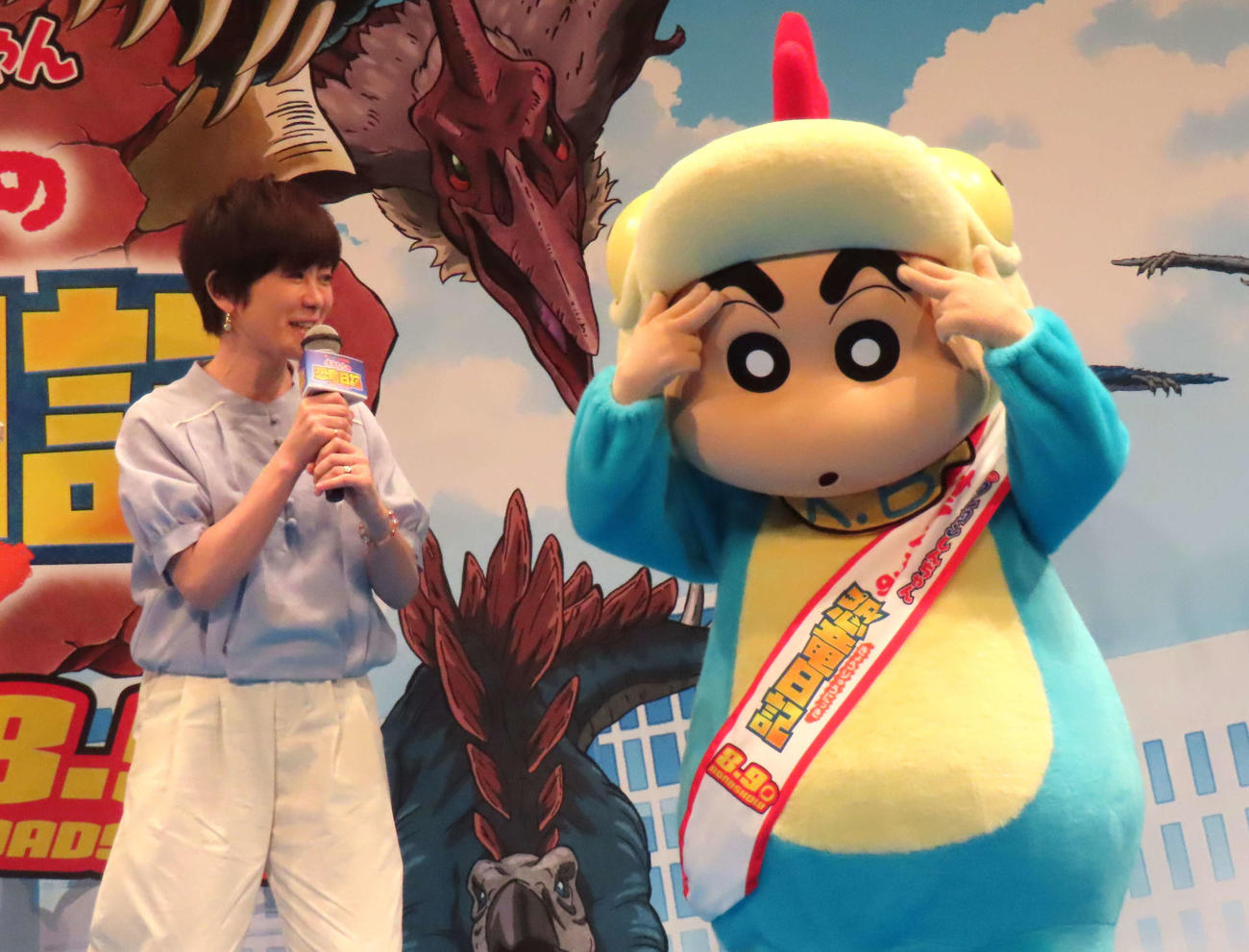 「映画クレヨンしんちゃん　オラたちの恐竜日記」完成披露試写会に登壇した小林由美子（左）と野原しんのすけ